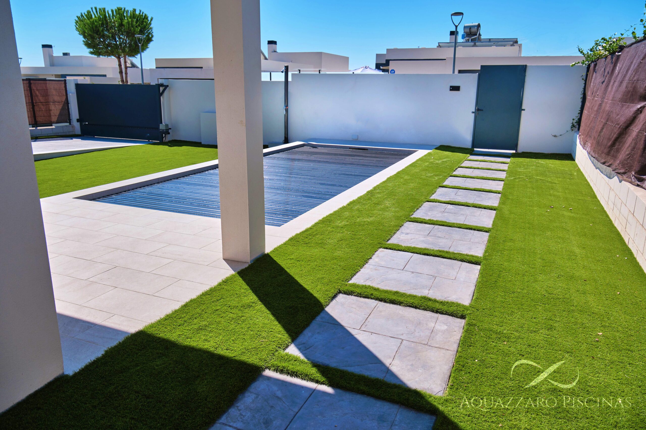Imagen de piscina con cubierta automática de lamas sumergida,